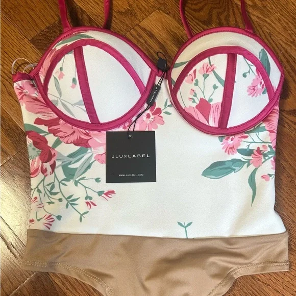 Jluxlabel floral suit. - Picture 3 of 5